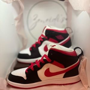 Youth Nike Air Jordan 1 Mid Shoe Size 2.5y Very Berry Black White 640734–016Used